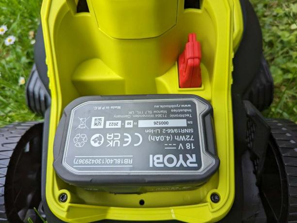 Uzstādīts Ryobi One+ bezvadu 33 cm zāles pļāvēja akumulators