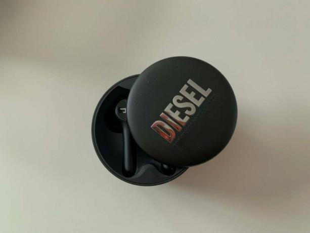 Diesel True Wireless Earbuds -kuulokkeiden pyörivä kansi