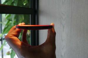 Glamour Red HTC One attēli: mēs strādājam ar rokām