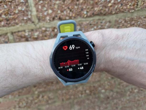Huawei Watch GT Runner affichant la fréquence cardiaque