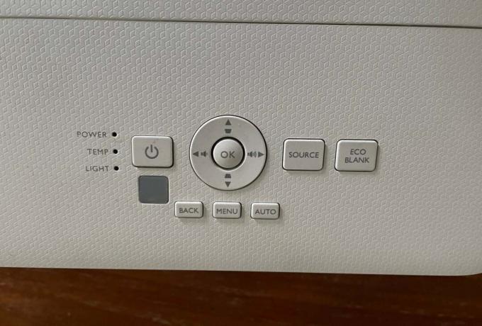 Anda dapat mengontrol BenQ TH685 menggunakan tombol pada proyektor jika remote control Anda hilang.