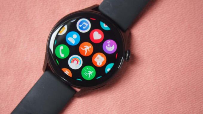Uygulamaları gösteren Huawei Watch 3