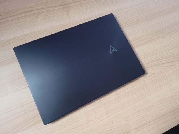 Asus ZenBook Pro 14 Duo OLED затворен на бюрото