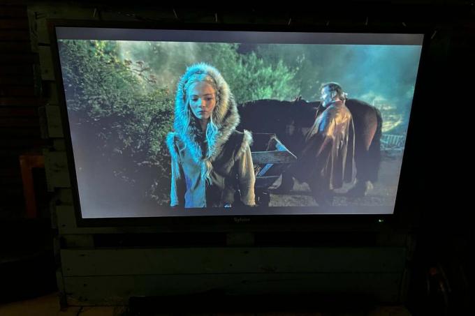 Sylvox 43-inci Deck Pro TV Luar Ruangan The Witcher di malam hari