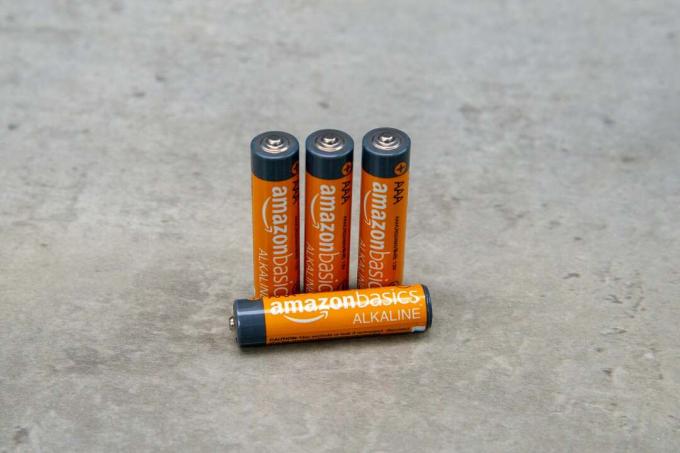 Amazon Basics Alkaline AAA jedna bateria w pozycji leżącej
