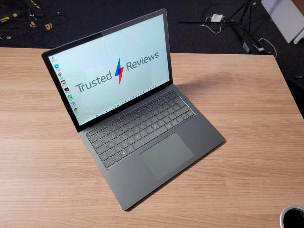 Microsoft Surface Laptop 5 sitter på et skrivebord