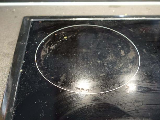 Keramická varná deska před čištěním ručním parním čističem Swan Lynsey
