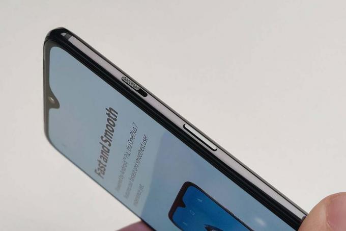 Makro preklopnika opozoril OnePlus 7 pod kotom