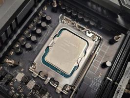 AMD Ryzen 5 7600X против Intel Core i5-12600K: что купить?
