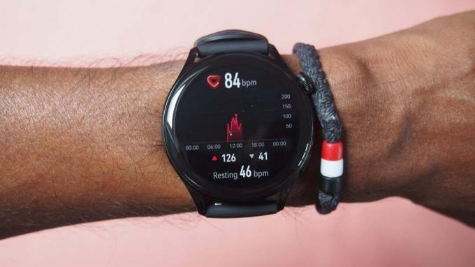 „Huawei Watch 3“, rodantis kūno rengybos stebėjimo priemonę ir „SpO2“ jutiklį