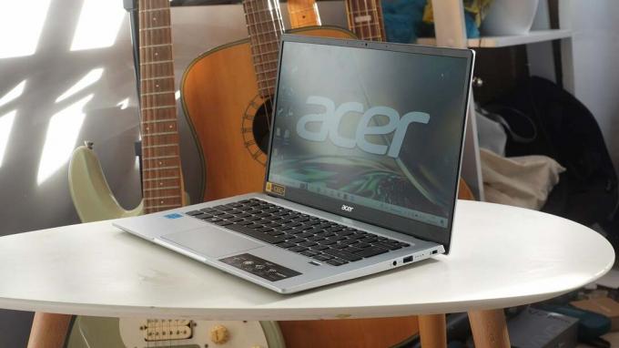 O Acer Swift 1 em uma mesa