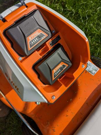 Akumulátorová sekačka na trávu Stihl RMA 248 vybavena dvěma bateriemi