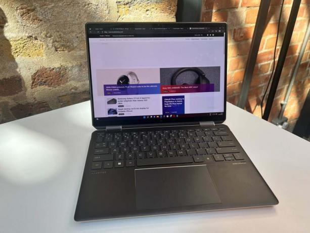 A Hp Specter x360 laptop normál üzemmódban egy sajtóeseményen