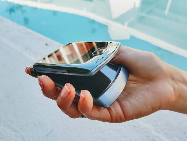 Motorola Razr 3, katlanabilir taç için Galaxy Z Flip 3'e meydan okuyacağını 'doğruladı'