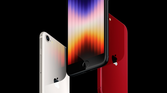 Üç iPhone SE modeli yan yana