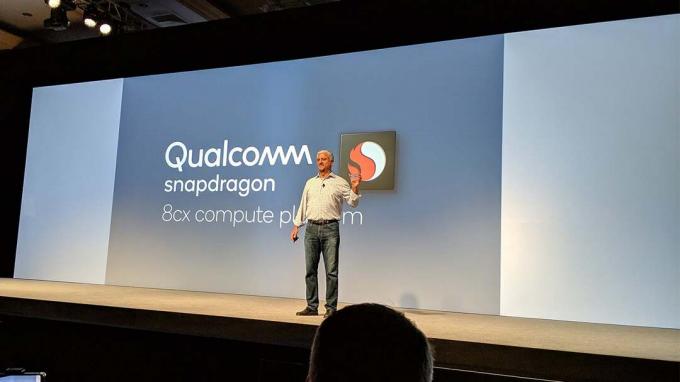 Sanjay Mehta mit dem Qualcomm Snapdragon 8cx auf der Bühne