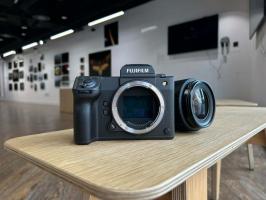Fujifilm GFX100 II pret Fujifilm GFX100: Kas jauns?