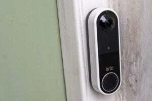 Tee kodistasi entistä älykkäämpi Arlo Essential Video Doorbell -ovikellolla