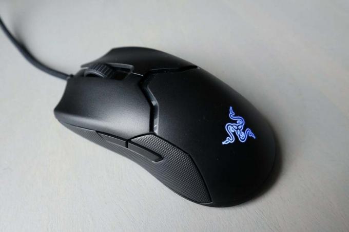 Herná myš s pekne vyzerajúcim bielym logom v kompletnom zobrazení