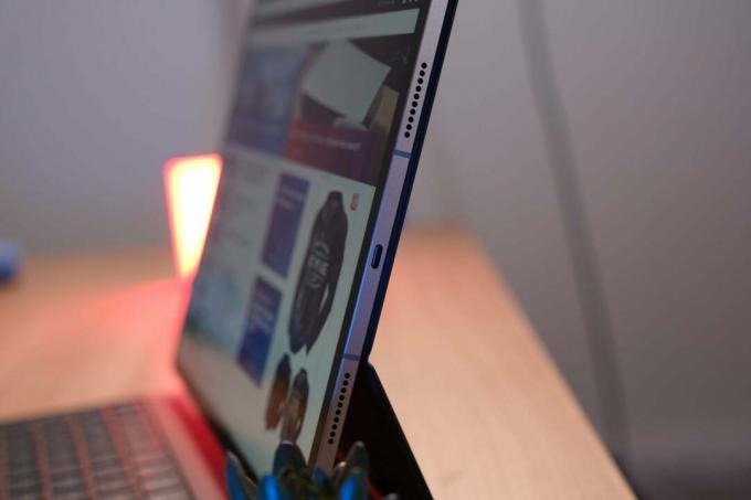 iPad Pro M2'de USB-C bağlantı noktası