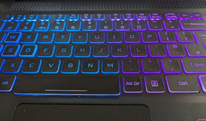 Detailní záběr na RGB podsvícenou klávesnici