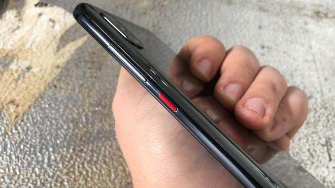 Tlačítko napájení Xiaomi Mi 8 Pro recenze