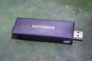 नेटगियर ए8000 समीक्षा: सभी विंडोज पीसी के लिए वाई-फाई 6ई