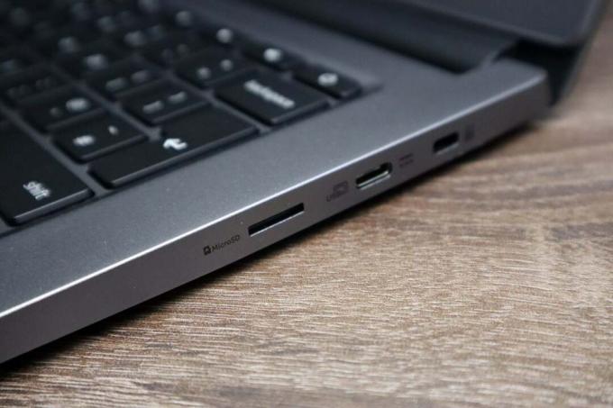 Porty MicroSD a USB-C na pravé straně notebooku