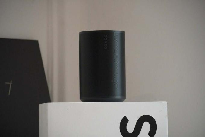 Sonos Era 100 dalam warna hitam berdiri