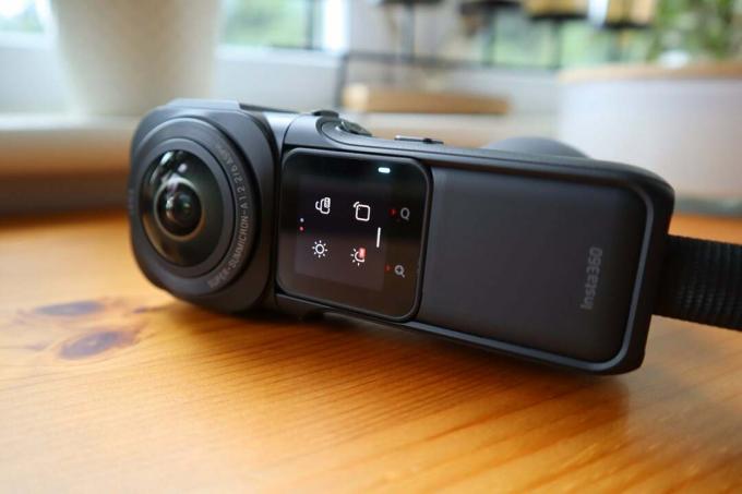 Insta360 One RS 1-inç 360 Edition'ın ana çekirdeği, kontrol merkezi olarak hizmet veriyor.
