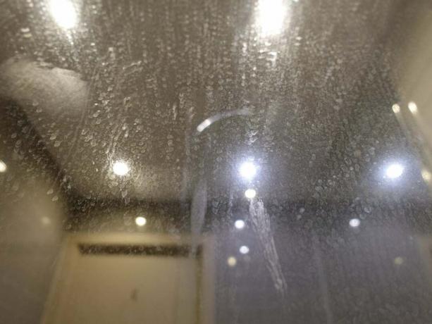 स्वान लिन्सी हैंडहेल्ड स्टीम क्लीनर से साफ करने से पहले बाथरूम का शीशा