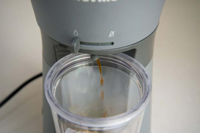 Breville Iced Coffee Maker прави кафе