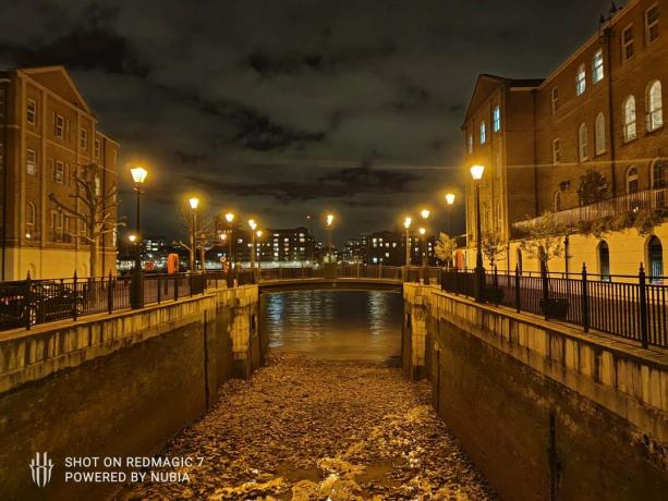 Gece modu uygulanmış akşam nehir kenarındaki köprünün Red Magic 7 ana kamera görüntüsü