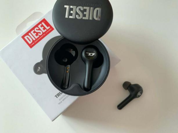 Diesel True Wireless Earbuds dengan satu earbud di luar casing