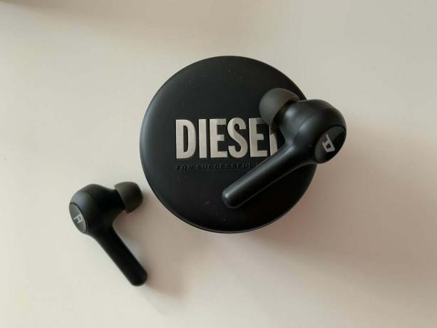 Recenzia skutočných bezdrôtových slúchadiel Diesel