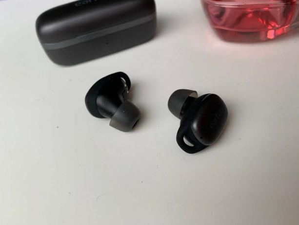 EarFun Free Pro 2 zaczep na ucho