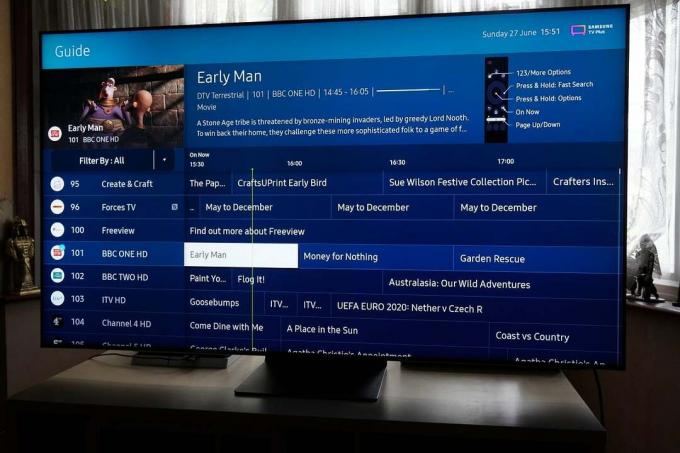 Elektronický programový průvodce TV Plus (EPG) na Samsung QE65QN94A 