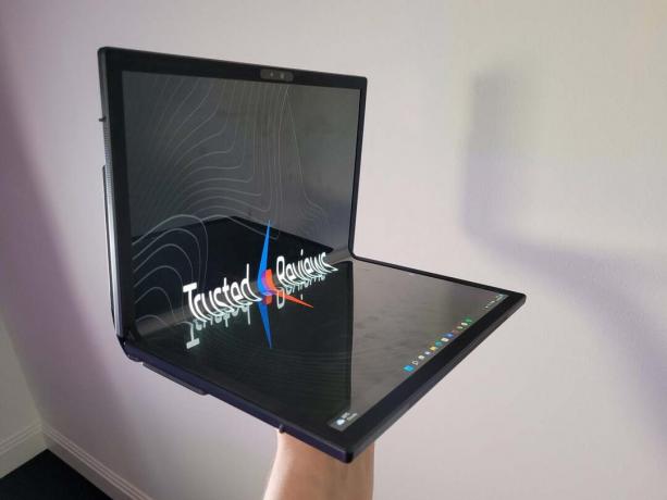 Asus ZenBook 17 OLED קיפול (1)