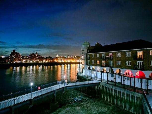 Imagem OnePlus Nord CE 2 Lite 5G de apartamentos perto do rio com o Modo Noturno aplicado