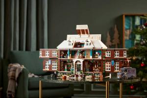 סט LEGO הבית המדהים של Home Alone הבית יבטיח חג מולד קטן ושמח
