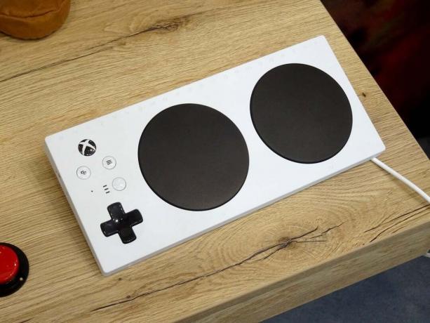 Cadouri sub 100 GBP pentru geeks: Xbox Adaptive Controller