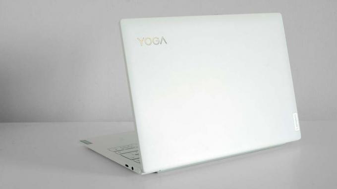 De achterkant van de Lenovo Yoga Slim 7i Carbon