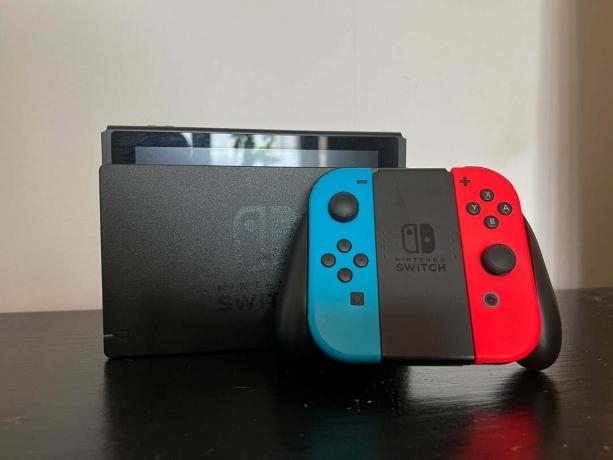 Nintendo Switch dokstacija un kontrolieri