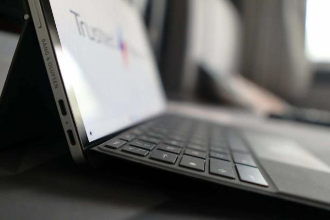 Лява страна - HP Chromebook X2 11