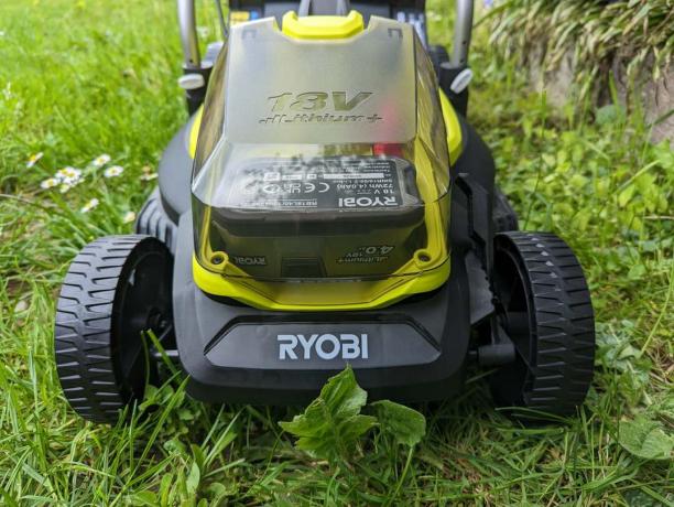 Baterai Ryobi One+ Cordless 33cm Lawnmower terpasang