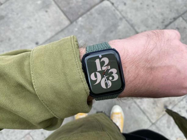Apple Watch 6 na zápěstí