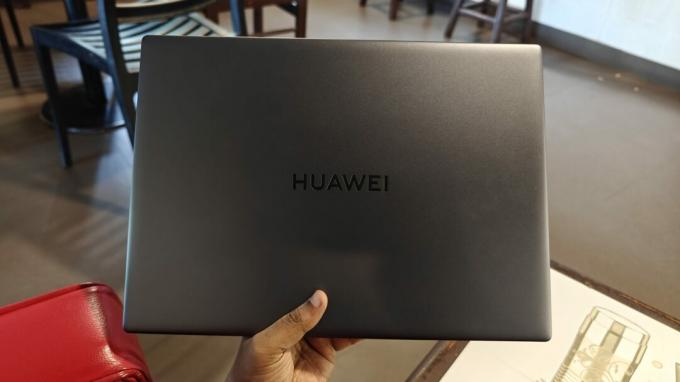 Huawei Matebook 16s fechado na mão