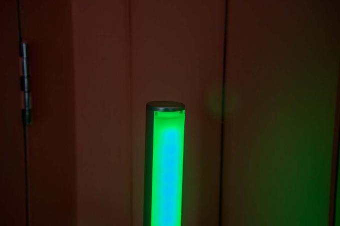 Govee Lyra põrandavalgusti LED-riba paigas