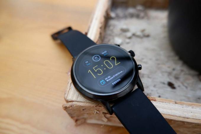 Netrukus neturėtumėte nusipirkti „Wear OS“ laikrodžio - štai kodėl