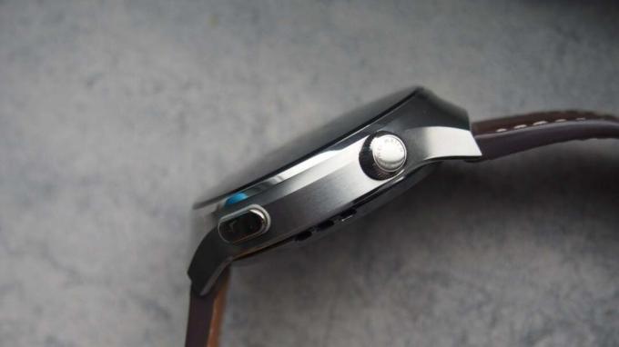 Zegarek Huawei Watch 4 Pro ma obrotową koronkę i płaski przycisk